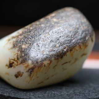 和田玉黑皮籽料原石
